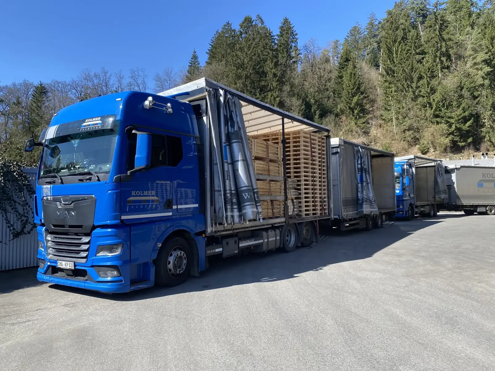 Eigene Lkw-Flotte von Kolmer Paletten beim Vorladen