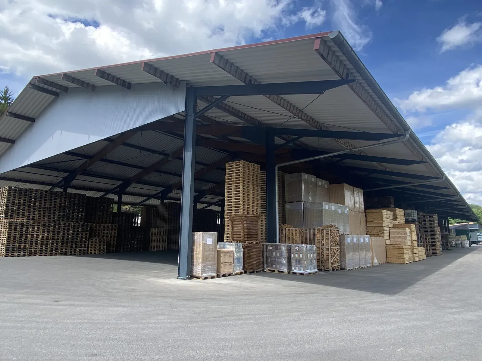 Überdachtes Logistikzentrum von Kolmer Paletten in Miltach voller Paletten